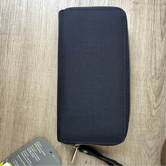 Sold Travelon Anti-theft Wallet RFID Blocking Wristlet Clutch Wrist Strap NWT - Picture 2 of 7